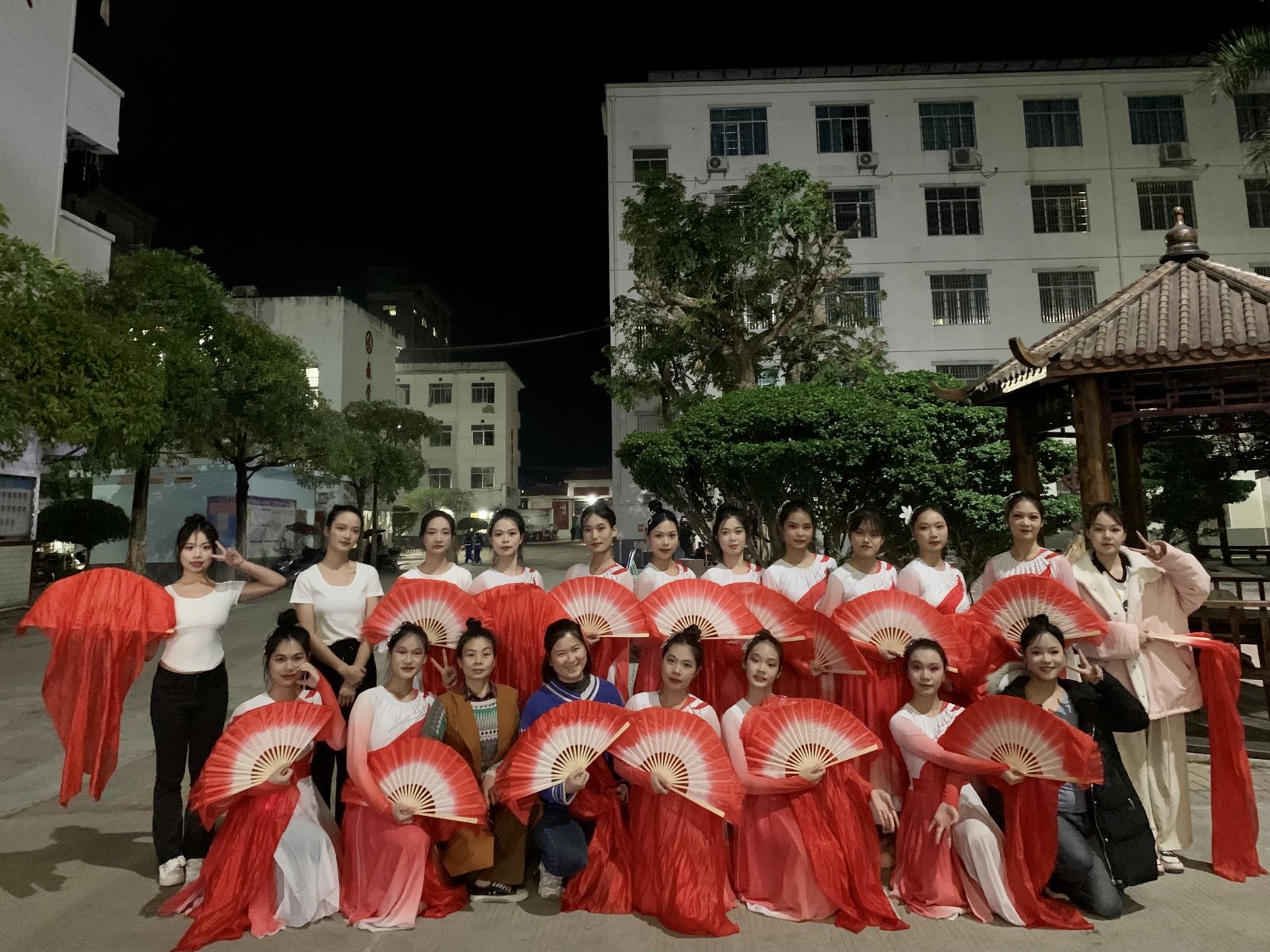 爱体育(中国)到木乐一中绘画展示、参与晚会表演