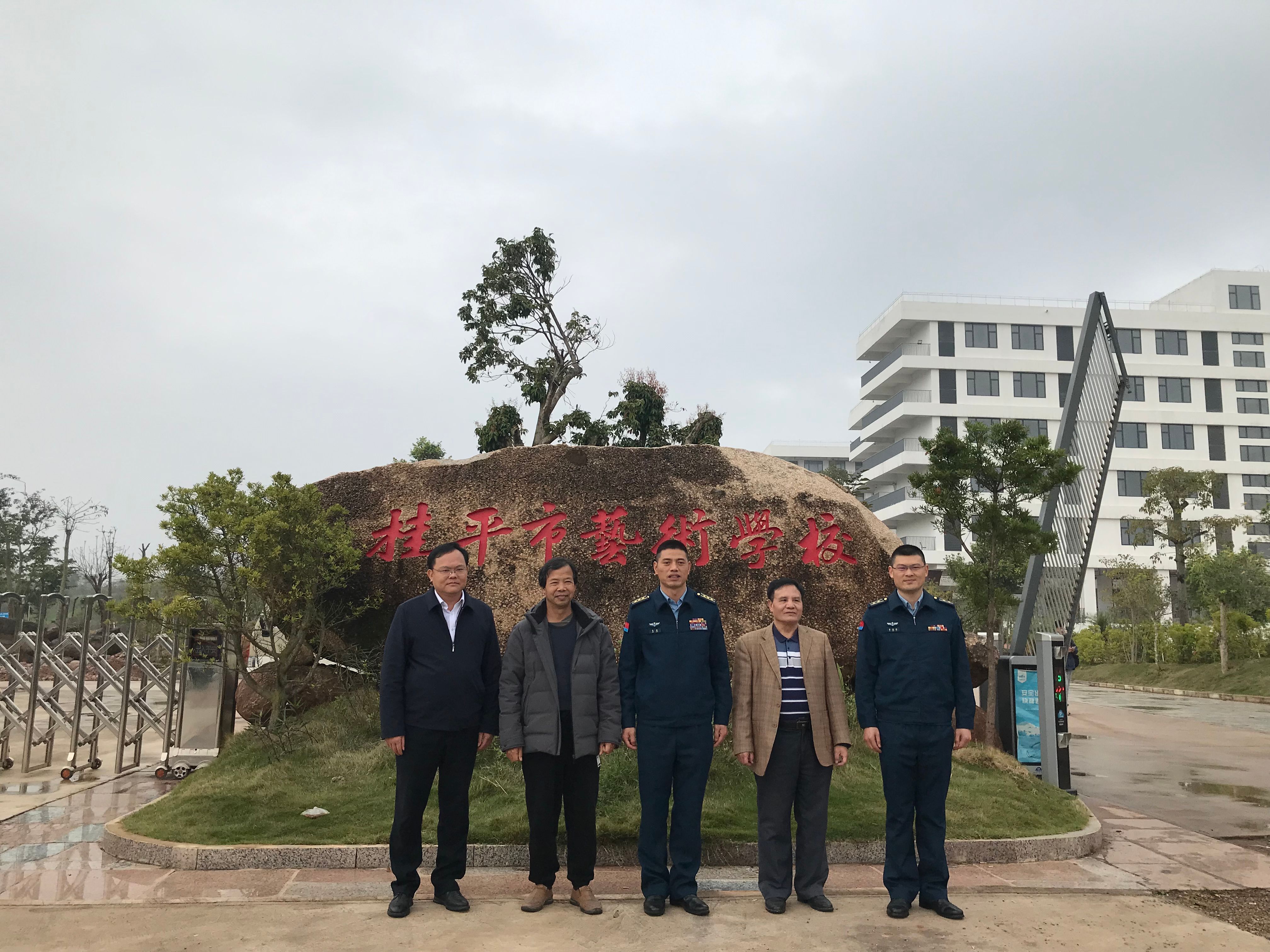 部队首长到我校指导工作丨 爱体育(中国)  丨一方水土养育一代人。军民鱼水情，让我们的家园充满阳光、充满生机、充满希望！